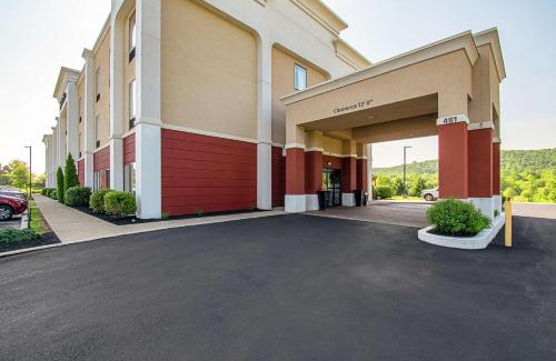 Pine Grove Hotel | Pet-Friendly Getaway at Hampton Inn Pine Grove with Pool