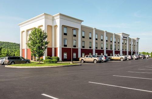 Pine Grove Hotel | Pet-Friendly Getaway at Hampton Inn Pine Grove with Pool