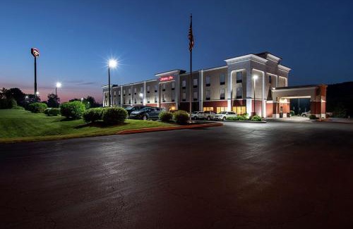 Pine Grove Hotel | Pet-Friendly Getaway at Hampton Inn Pine Grove with Pool