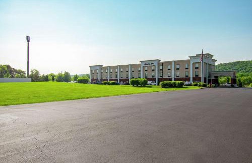 Pine Grove Hotel | Pet-Friendly Getaway at Hampton Inn Pine Grove with Pool