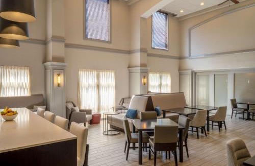 Raynham Hotel | Comfortable Stay at Hampton Inn Raynham-Taunton with Pool
