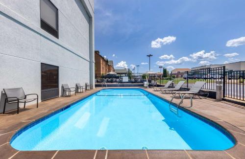 St. Robert Hotel | Ideal Stay at Hampton Inn Saint Robert with Pool & Family Fun