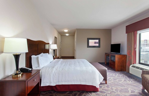 Port Gardner Hotel | Comfortable Stay at Hampton Inn Seattle/Everett with Pool