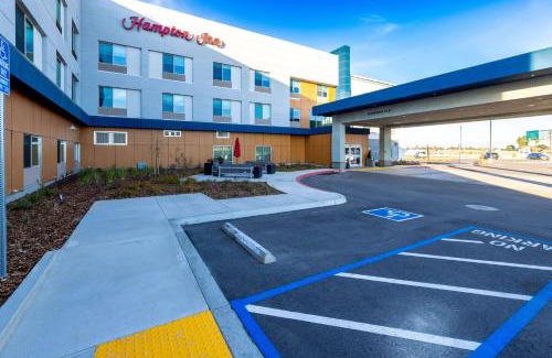 Selma Hotel | Guest Rated: 9.2 at Hampton Inn Selma, CA with Pool Access