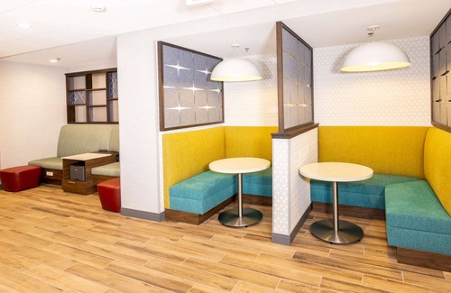 Selma Hotel | Eco-Friendly Comfort at Hampton Inn Selma, CA - Guest Rated 9.4