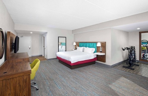 Selma Hotel | Cozy Getaway at Hampton Inn Selma with Pool & Spa