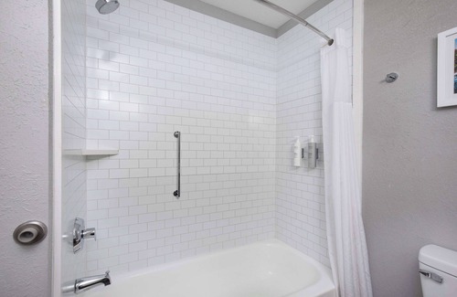 Selma Hotel | Cozy Getaway at Hampton Inn Selma with Pool & Spa