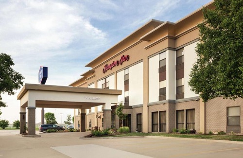 Shawnee Hotel | Discover Comfort at Hampton Inn Shawnee with Pool Access