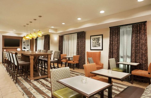 Shawnee Hotel | Discover Comfort at Hampton Inn Shawnee with Pool Access