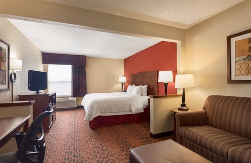Shawnee Hotel | Relax at Hampton Inn Shawnee with Pool and Family-Friendly Amenities