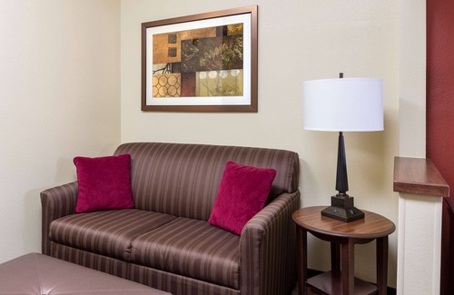 Shawnee Hotel | Relax at Hampton Inn Shawnee with Pool and Family-Friendly Amenities