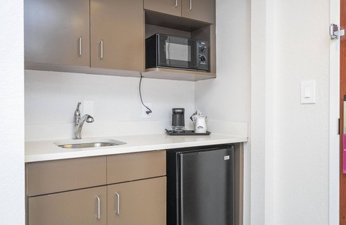 Spring Hill Hotel | Relaxing Stay at Hampton Inn Spring Hill with Pool & Dining