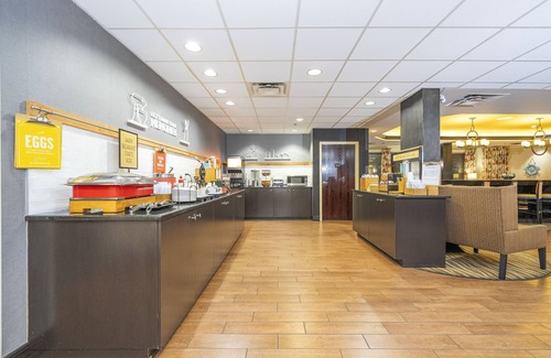 Spring Hill Hotel | Relaxing Stay at Hampton Inn Spring Hill with Pool & Dining