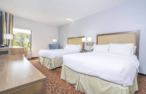 Spring Hill Hotel | Relaxing Stay at Hampton Inn Spring Hill with Pool & Dining