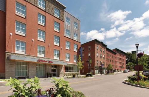 St. Albans Hotel | Discover Hampton Inn, St. Albans: Family-Friendly Comfort