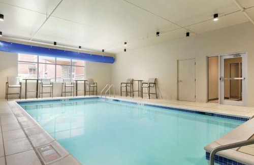 St. Albans Hotel | Discover Hampton Inn, St. Albans: Family-Friendly Comfort