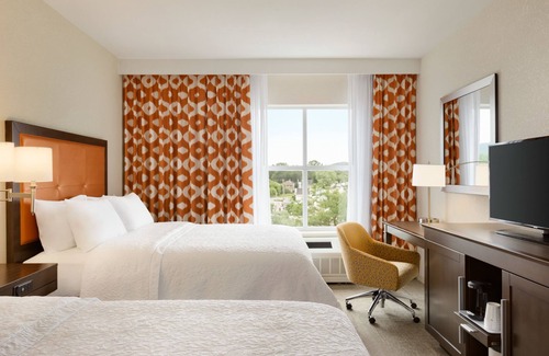 St. Albans Hotel | Highly Rated Hampton Inn St. Albans with Pool & Dining