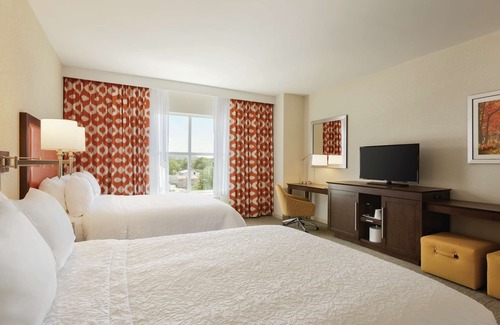 St. Albans Hotel | Highly Rated Hampton Inn St. Albans with Pool & Dining