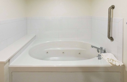 St. Augustine Beach Hotel | Inviting Hampton Inn St. Augustine Beach with Pool & Spa
