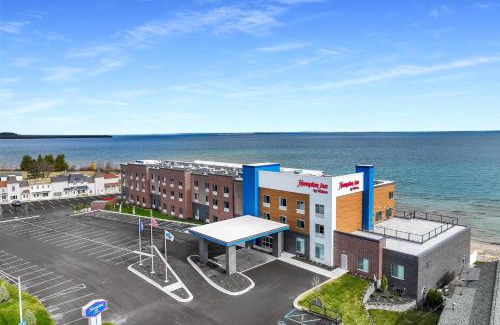 St Ignace Hotel | Lakefront Retreat at Hampton Inn St Ignace with Pool Access