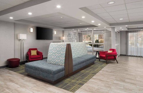 Sturbridge Hotel | Relax at Hampton Inn Sturbridge with Pool and Spa Access