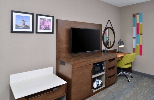 Adrian Hotel | Top-Rated Hampton Inn & Suites Adrian with Pool and Breakfast