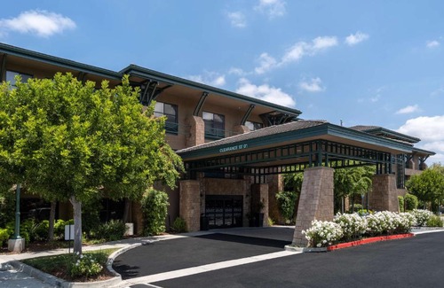 Agoura Hills Hotel | Pet-Friendly Retreat with Ocean Views at Hampton Inn & Suites