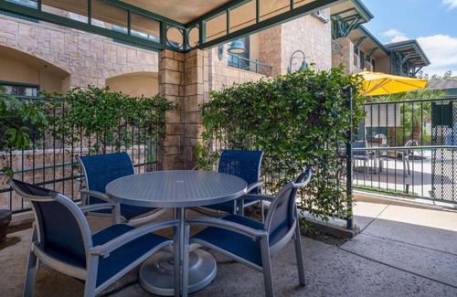 Agoura Hills Hotel | Pet-Friendly Retreat with Ocean Views at Hampton Inn & Suites