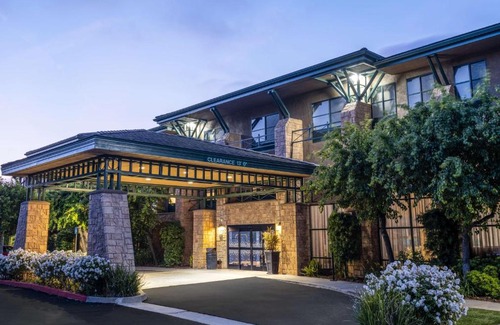 Agoura Hills Hotel | Pet-Friendly Retreat with Ocean Views at Hampton Inn & Suites
