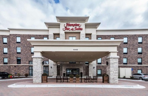 Allen Park Hotel | Inviting Hampton Inn & Suites in Allen Park with Pool Access