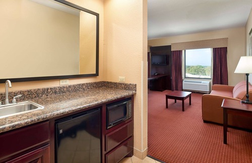Buda Hotel | Inviting Hampton Inn & Suites Austin South/Buda with Pool