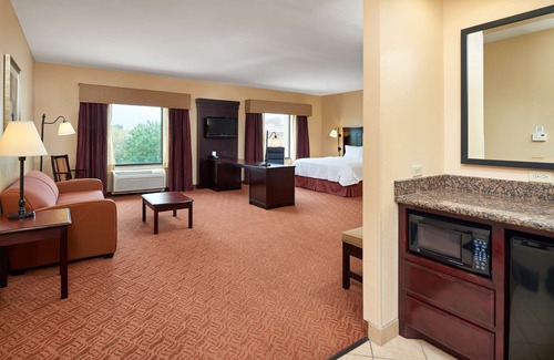 Buda Hotel | Inviting Hampton Inn & Suites Austin South/Buda with Pool