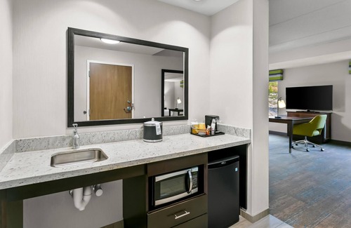 Rolling Road Farms Hotel | Modern Comfort at Hampton Inn & Suites Baltimore/Woodlawn
