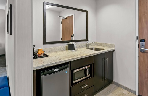 Rolling Road Farms Hotel | Modern Comfort at Hampton Inn & Suites Baltimore/Woodlawn