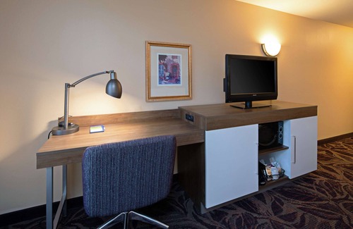 Bremerton Hotel | Welcoming Hampton Inn & Suites Bremerton with Pool & Spa