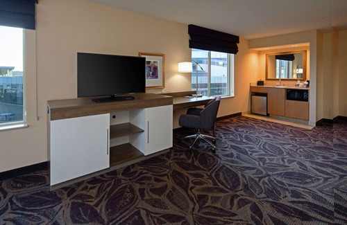 Bremerton Hotel | Welcoming Hampton Inn & Suites Bremerton with Pool & Spa
