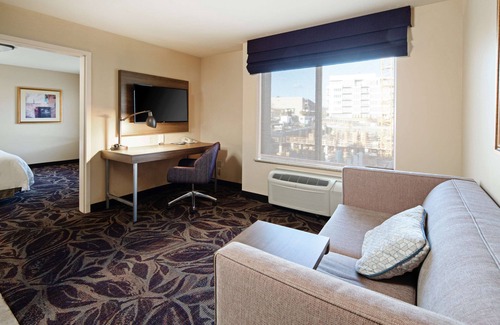 Bremerton Hotel | Welcoming Hampton Inn & Suites Bremerton with Pool & Spa