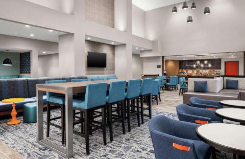 Summit Hotel | Discover Hampton Inn & Suites Bridgeview Chicago, IL