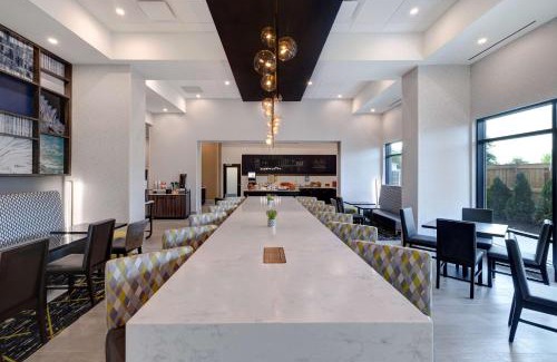 Burlington Hotel | Inviting Hampton Inn & Suites Burlington: Pet-Friendly Escape