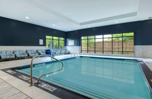 Burlington Hotel | Inviting Hampton Inn & Suites Burlington: Pet-Friendly Escape