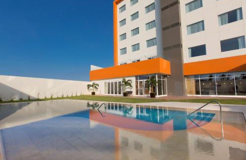 Paraiso Hotel | Beachfront Bliss at Hampton Inn & Suites by Hilton Paraiso