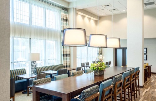 Maple Leaf Hotel | Pet-Friendly Getaway at Hampton Inn & Suites Northgate