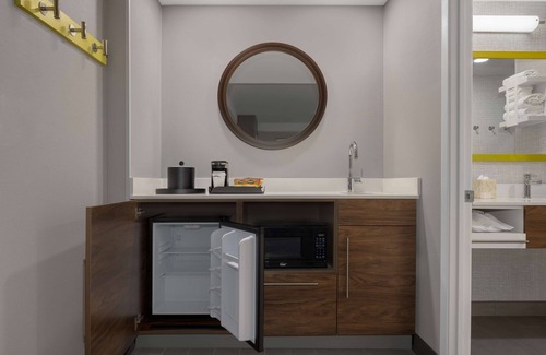 Church and Wellesley Hotel | Guest Rated 9/10: Hampton Inn & Suites Toronto Downtown