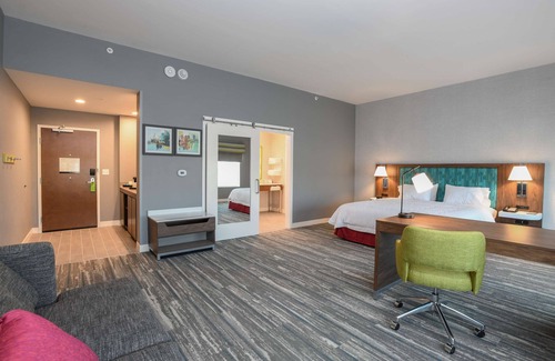 West Chester Hotel | Discover Hampton Inn & Suites: Family-Friendly Amenities Await