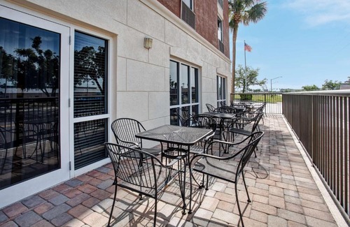 Caloosahatchee Hotel | Discover Hampton Inn & Suites Cape Coral: Family-Friendly Stay