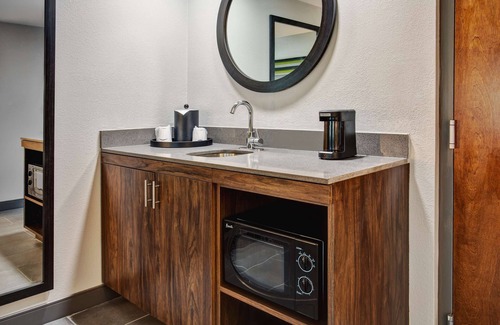 Caloosahatchee Hotel | Discover Hampton Inn & Suites: Pet-Friendly in Cape Coral
