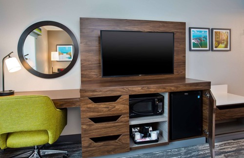 Caloosahatchee Hotel | Discover Hampton Inn & Suites: Pet-Friendly in Cape Coral