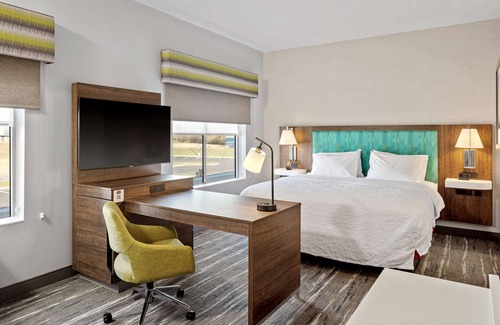 Dent Hotel | Pet-Friendly Retreat at Hampton Inn & Suites Cincinnati West