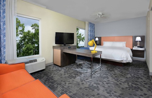 Clinton Hotel | Discover Hampton Inn & Suites Clinton with Pool & Breakfast