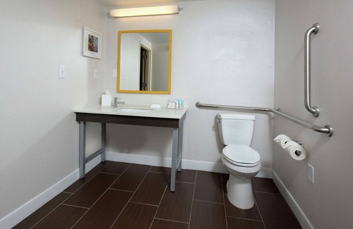 Clinton Hotel | Discover Hampton Inn & Suites Clinton with Pool & Breakfast